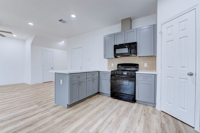 Building Photo - 8202 Homewood Ln