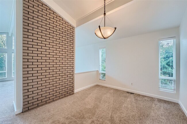Building Photo - Amazing 4Bed/2.5Bath Home with Fully Fenced Backyard in Bellevue!