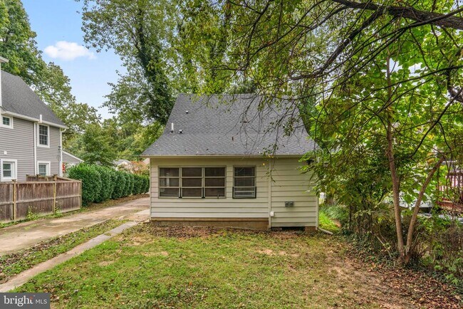 Building Photo - 715 Anderson Ave