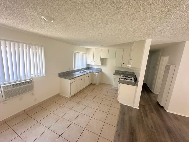 Building Photo - 2bd/1ba in North Hills with parking!