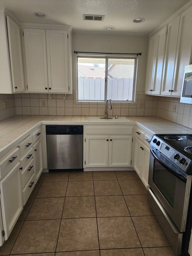 Building Photo - 3 Bedroom 2 Bath in HOA Community with Com...