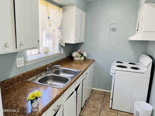 Building Photo - 8921 Kenneth St