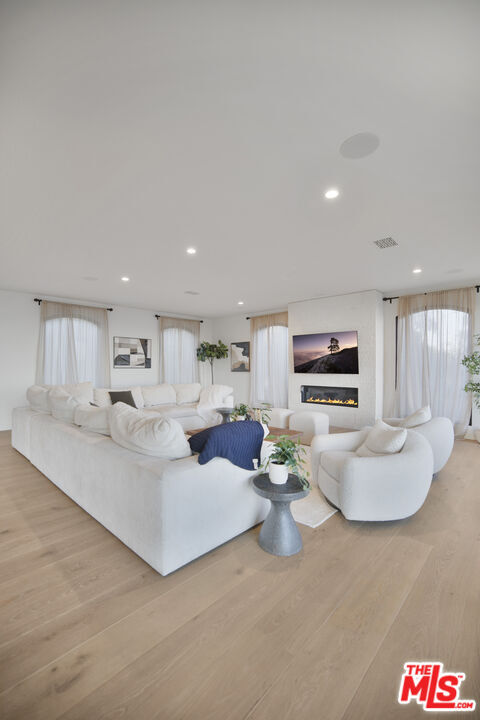 Building Photo - 7212 Mulholland Dr