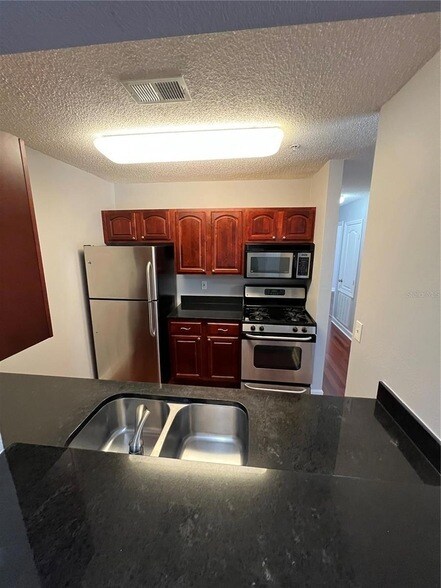 Building Photo - 2035 Dixie Belle Dr