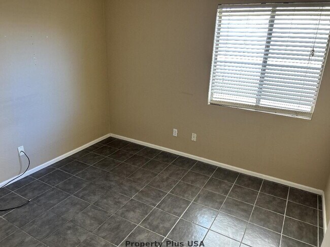 Building Photo - "Charming 3-Bed Oasis with 2 Baths in Maricopa – Cozy 1,276 Sq Ft Haven!"