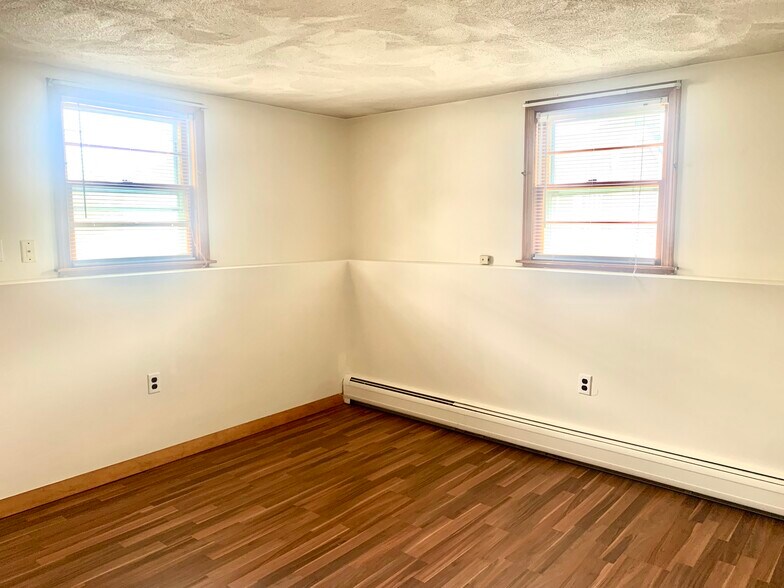 bedroom - 93 Sigourney St