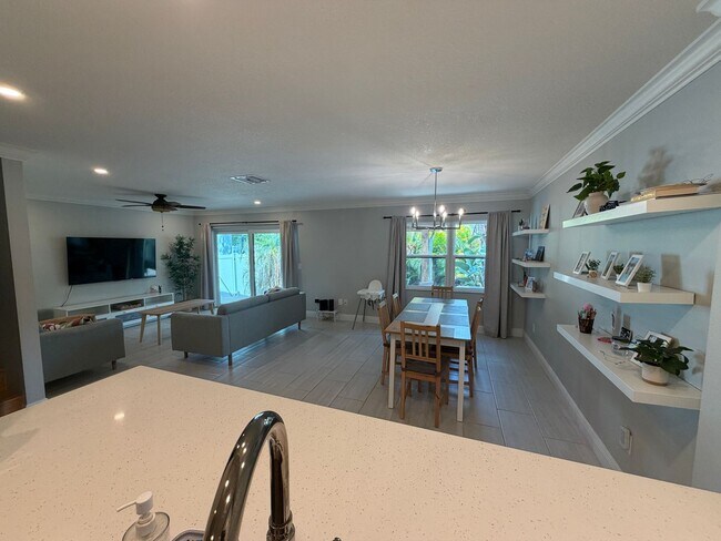 Building Photo - Updated 3 Bed 2.5 Bath Townhouse - SoHo / Hyde Park Area
