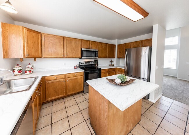 Building Photo - Newly Updated 4 Bed Home Centrally Located