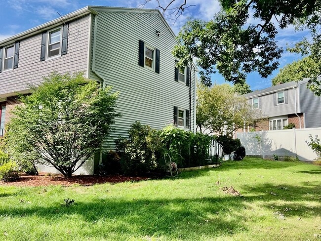 Building Photo - 7-9 Stephanie Cir