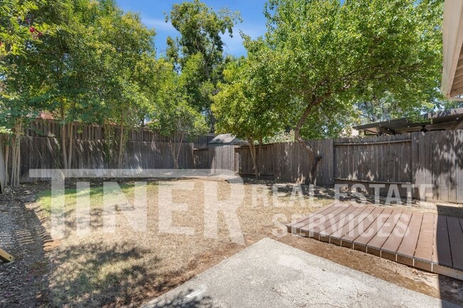 Building Photo - 5535 E Knoll Dr