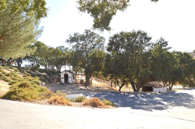 Building Photo - FULLY FURNISHED 1 BEDROOM 1 BATH COUNTRY HOME AVAILABLE ALL UTILITIES INCLUDED