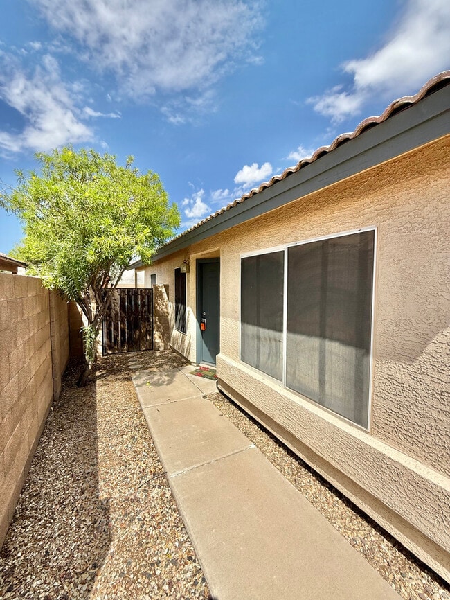 Building Photo - 2316 E Kelton Ln
