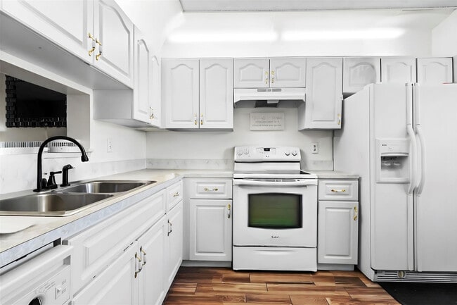 Building Photo - 7951 Southgate Blvd