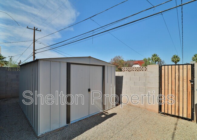 Building Photo - 1802 N Laurel Ave