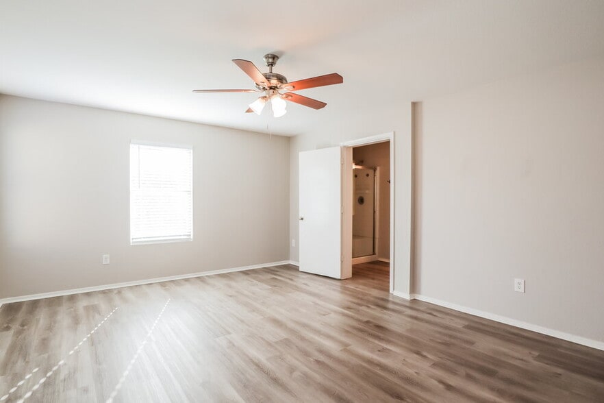 Building Photo - 2755 N Saramano Ln