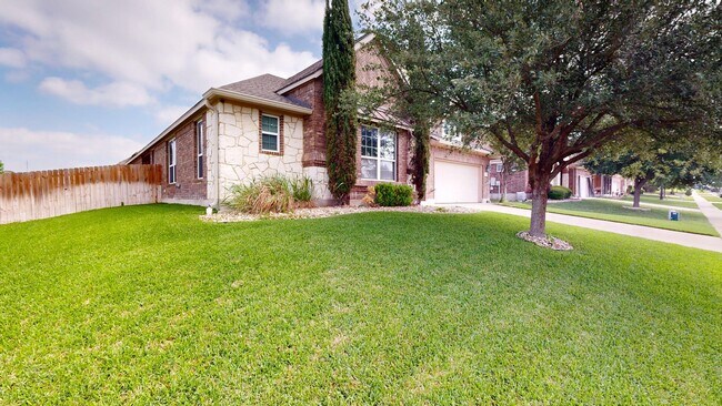 Building Photo - Spacious 4-bedroom, 2.5 bath, 3 car garage...