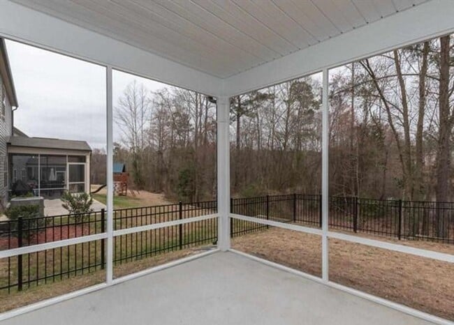 Building Photo - GREAT 4 BEDROOM !!!