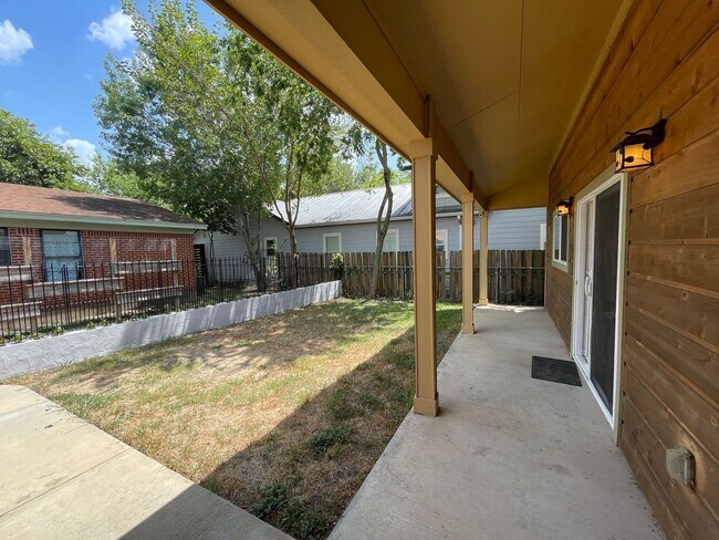 Building Photo - Amazing detached 2/2.5 duplex in Central Austin!!!