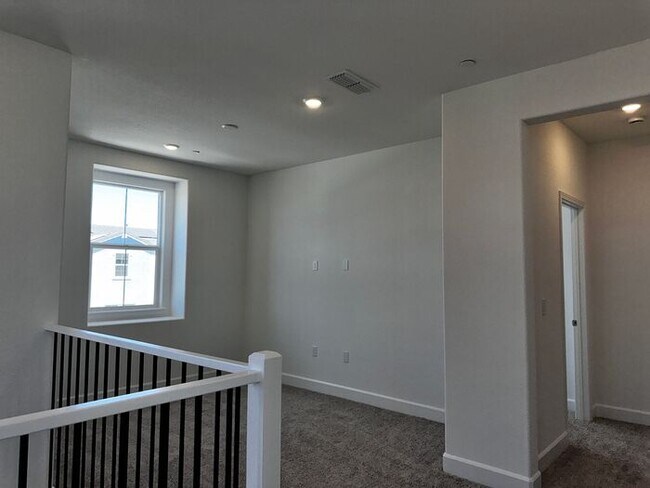 Building Photo - Beautiful 4 bedroom new home in Sierra wes...