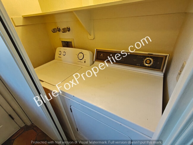 Building Photo - 2740 N Malibu Dr