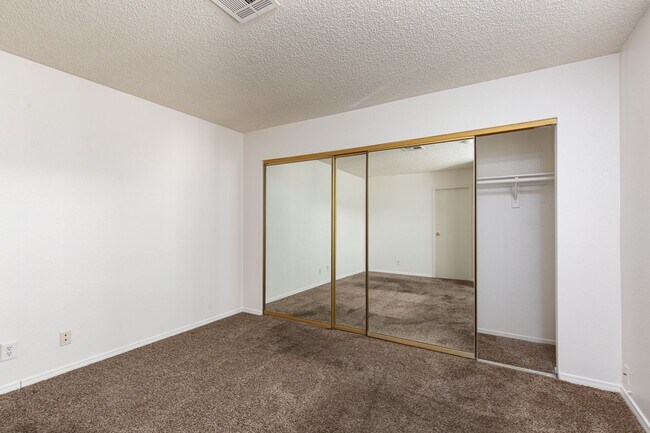 Building Photo - Single story one bedroom unit in community...