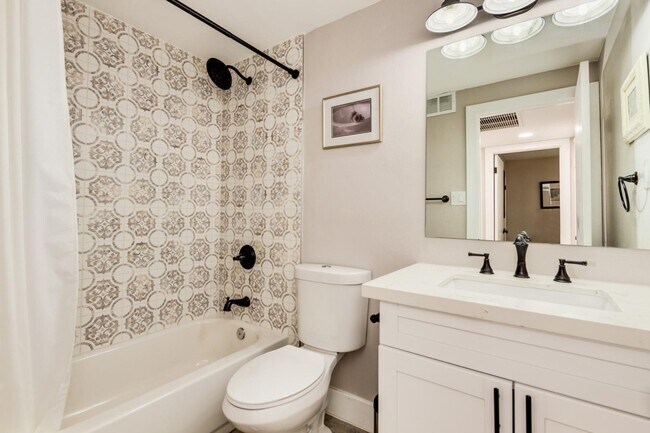 Building Photo - 16 W Geneva Dr