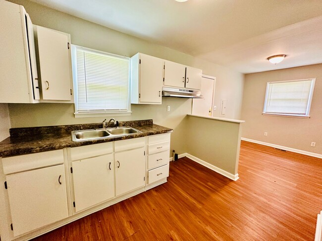 Building Photo - 3 bedroom home near Cane Run Rd now availa...
