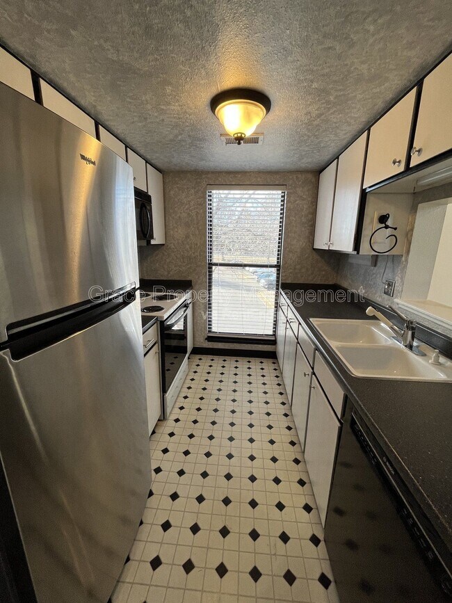 Building Photo - 9817 E Peakview Ave