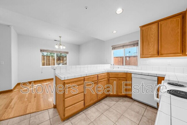 Building Photo - 116 Foxglove Ln