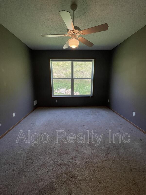 Building Photo - 1694 Oakbrooke Ct