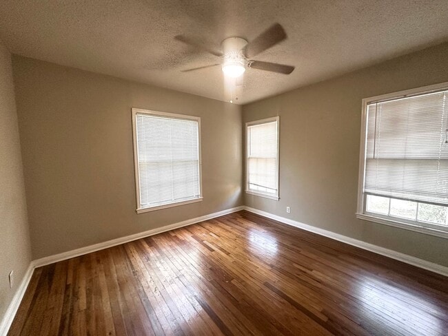 Building Photo - 5 Bed/ 3 Bath
