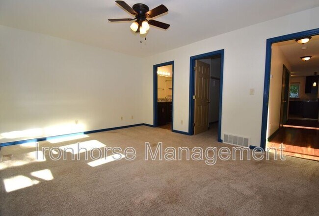 Building Photo - 502 Sanders Ave