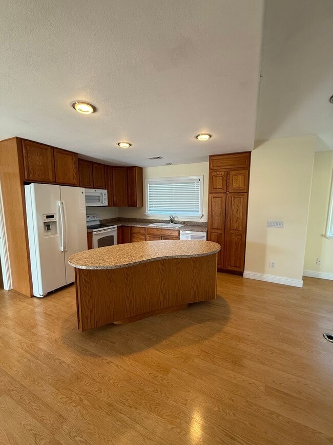 Building Photo - REDUCED RENTAL PRICE!!!