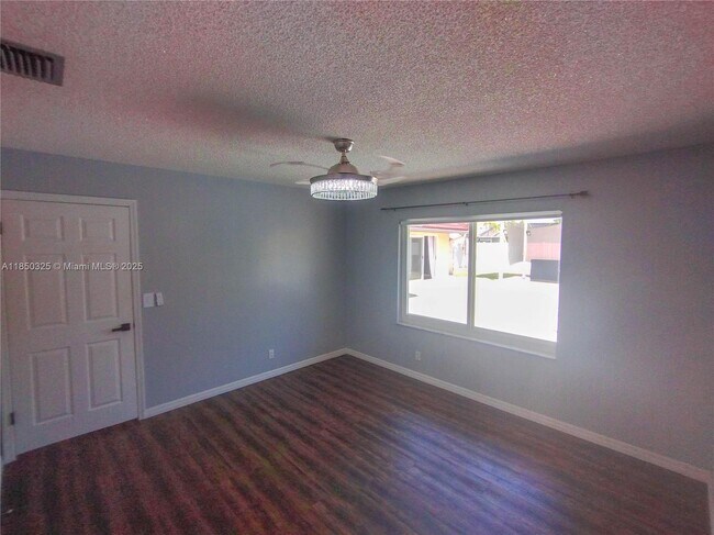 Building Photo - 5780 Sun Pointe Cir