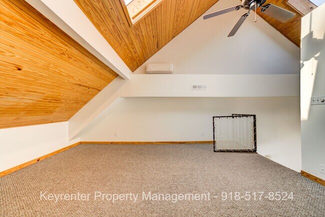 Building Photo - 2 Bed 2.5 Bath Right off Cherry Street!!