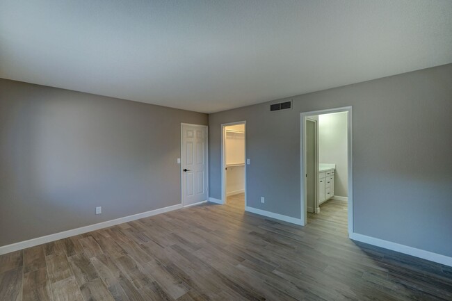 Building Photo - AVAILABLE NOW - REMODELED IN TEMPE!!!