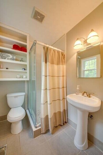 En suite bathroom - 3530 Dell Trail