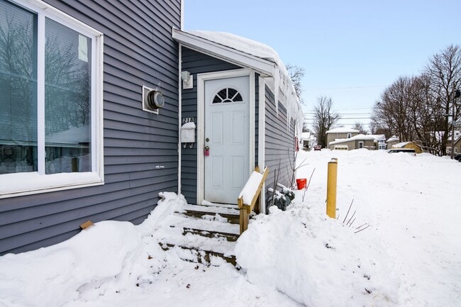 Building Photo - Selling - River Street