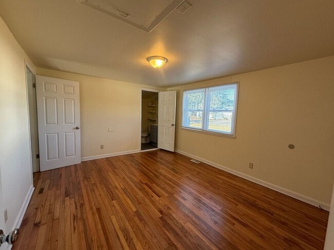 Building Photo - Charming 3 bedroom brick House