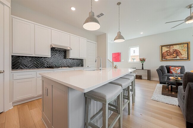 Building Photo - 10915 Brambling Wood Dr