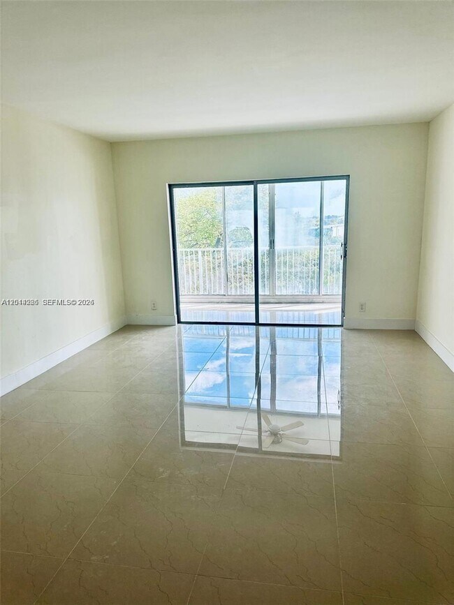 Building Photo - 4200 Hillcrest Dr