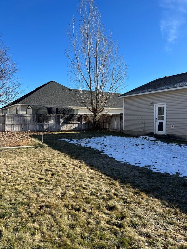 Building Photo - THIS IS A LEASE TAKEOVER - PLEASE CONTACT ...