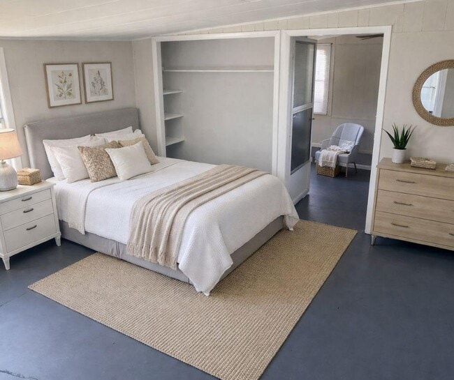 Building Photo - 10 Circle Dr