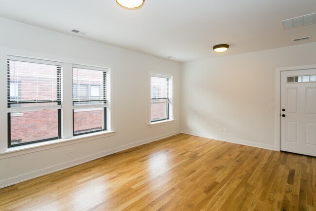 Building Photo - 2229 W Eastwood Ave