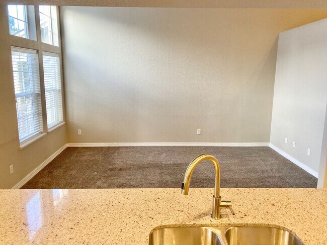 Building Photo - Lovely 3 Bedroom, 2.5 Bathroom Townhome