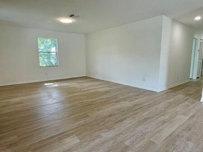 Building Photo - Spacious 4 Bedroom 2 Bathroom Single Famil...