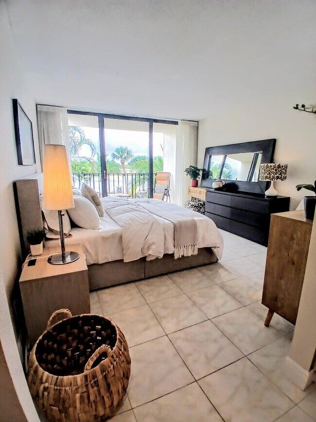 Building Photo - 1830 Embassy Dr