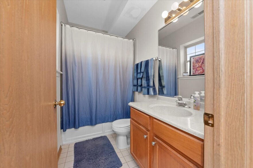 Building Photo - 2307 E 70th Pl