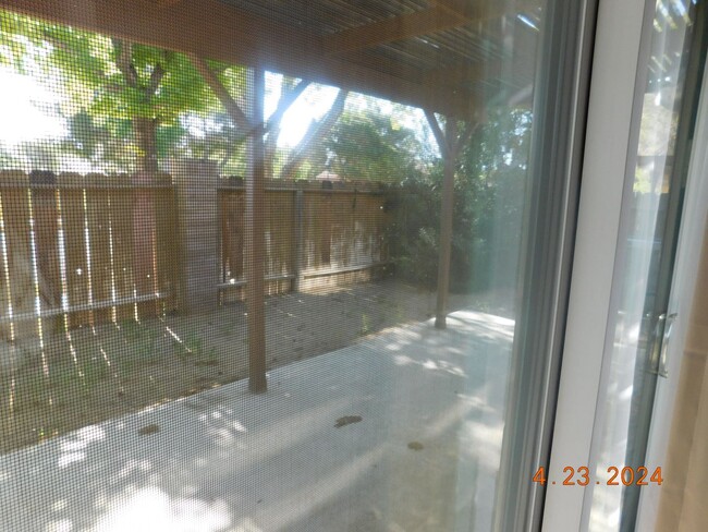 Building Photo - 400 Tepatitlan Ct