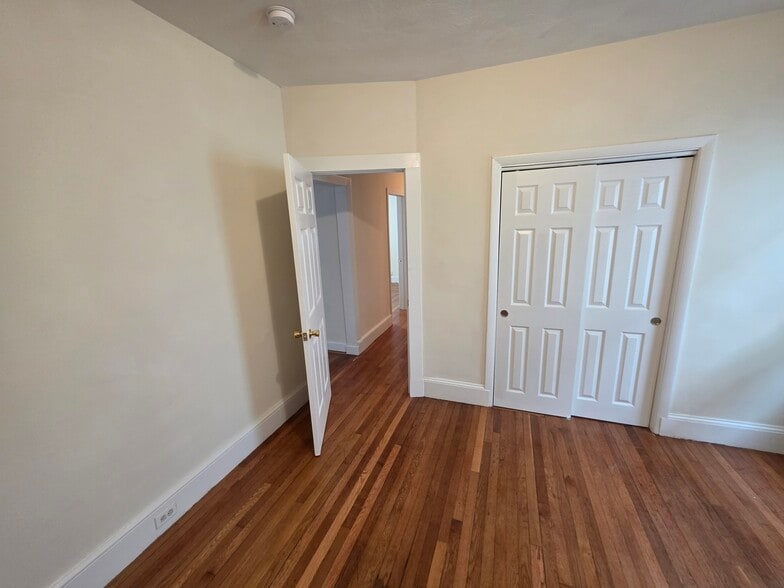 Building Photo - 1028 Fellsway